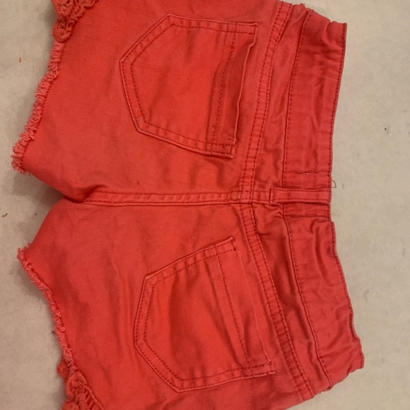 ❣️EUC❣️HOT PINK💗EPIC THREADS MACYS GIRLS DENIM SHORTS SIZE 8 WOMENS XXS W/LACE - Picture 4 of 7